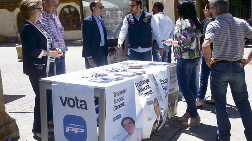 Candidatos del PP en la mesa informativa de Toro.