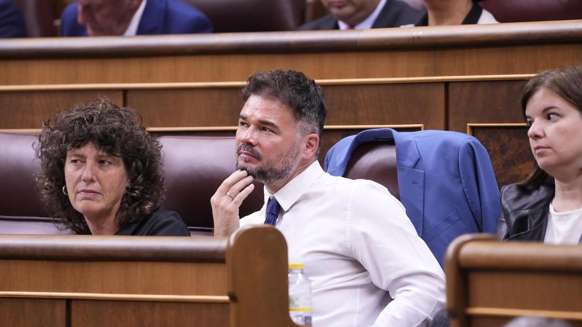 Els diputats d'ERC Gabriel Rufián i Teresa Jordà al Congrés durant el debat d'investidura de Pedro Sánchez