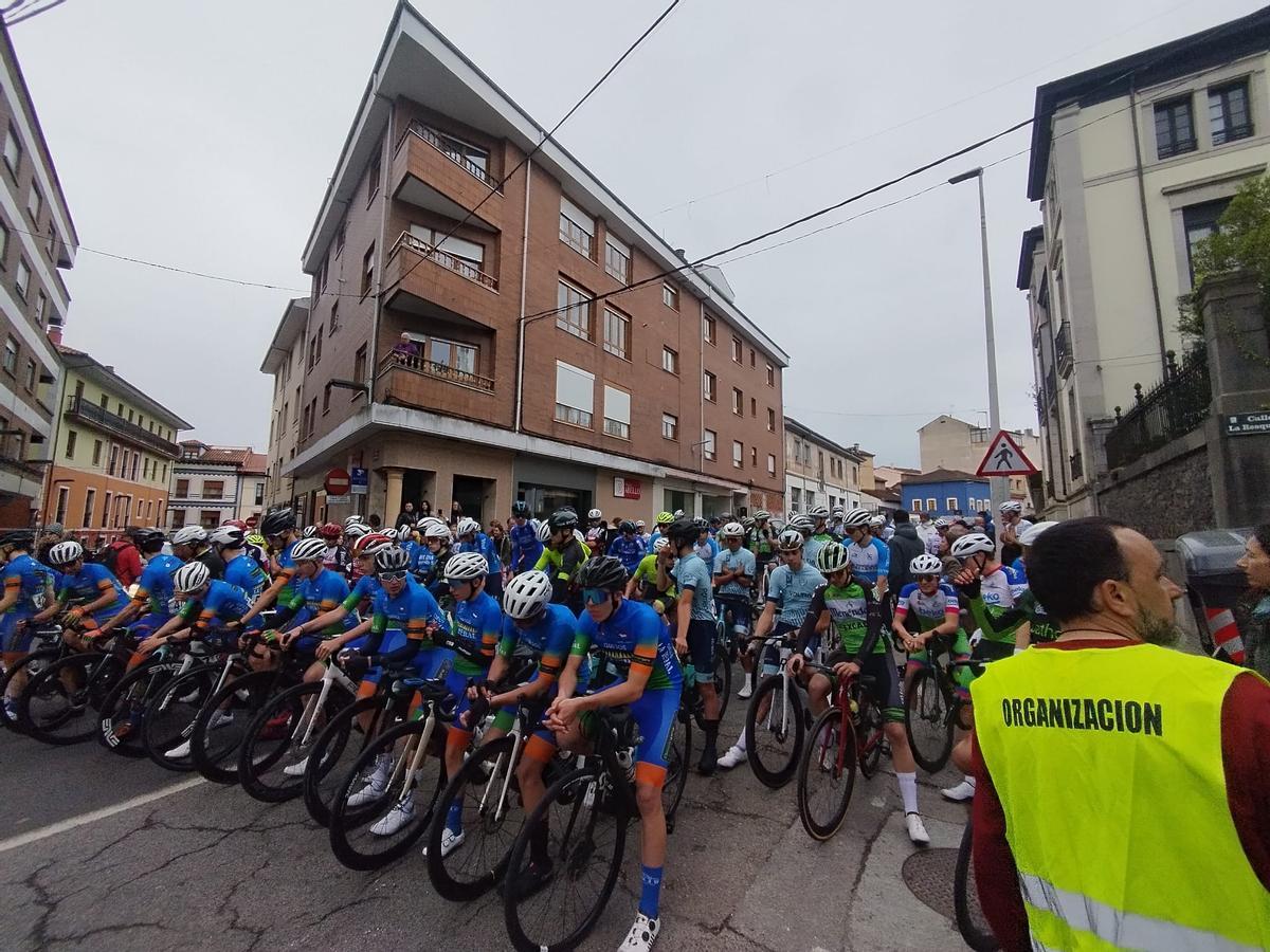 La salida del Trofeo Santiago y Santa Ana de ciclismo en Grado, en imágenes La salida del Trofeo Santiago y Santa Ana de ciclismo en Grado, en imágenes