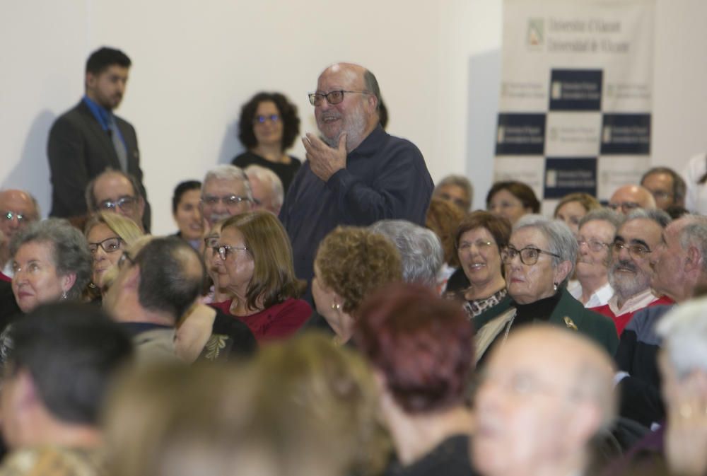 Decenas de profesores y alumnos del CEU, germen de la Universidad de Alicante, se reencuentran en un emotivo acto organizado en el campus.