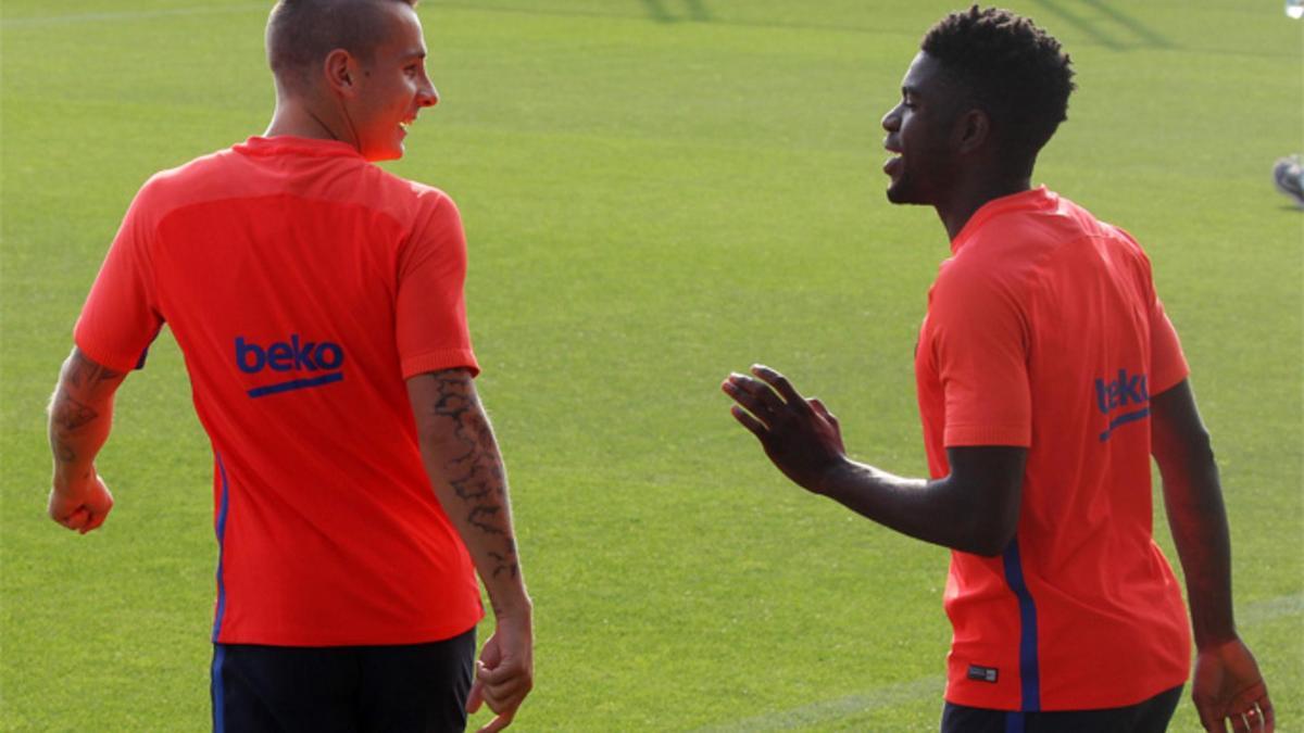 Umtiti, en la imagen con su compañero Digne, ha regresado este martes a los entrenamientos con el FC Barcelona