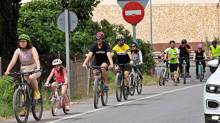 Los ciclistas, obligados a circular por el arcén.  | VICENT MARÍ