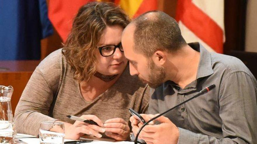 Mireia Estefanell, la cap sense cartera del grup d&#039;ERC, i Marc Aloy, el número 2 home fort d&#039;ERC al govern