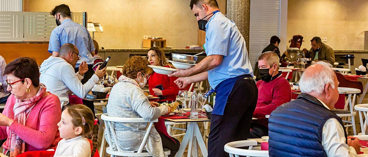 Turistas en un hotel de Benidorm, en una imagen captada en marzo. | DAVD REVENGA