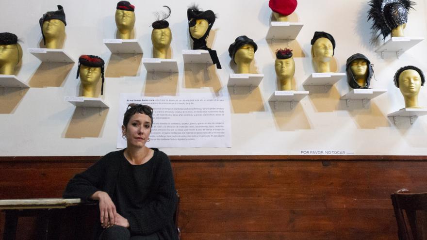 La sombrerera Laura Pérez Fabre abre taller en Oviedo para superar la pandemia con cabeza