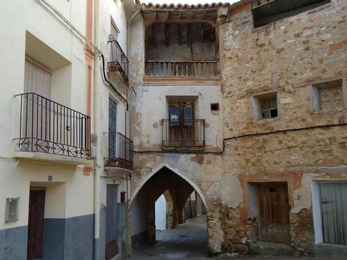 Una de las peurtas de la ciudad amurallada de Huesa del Comun
