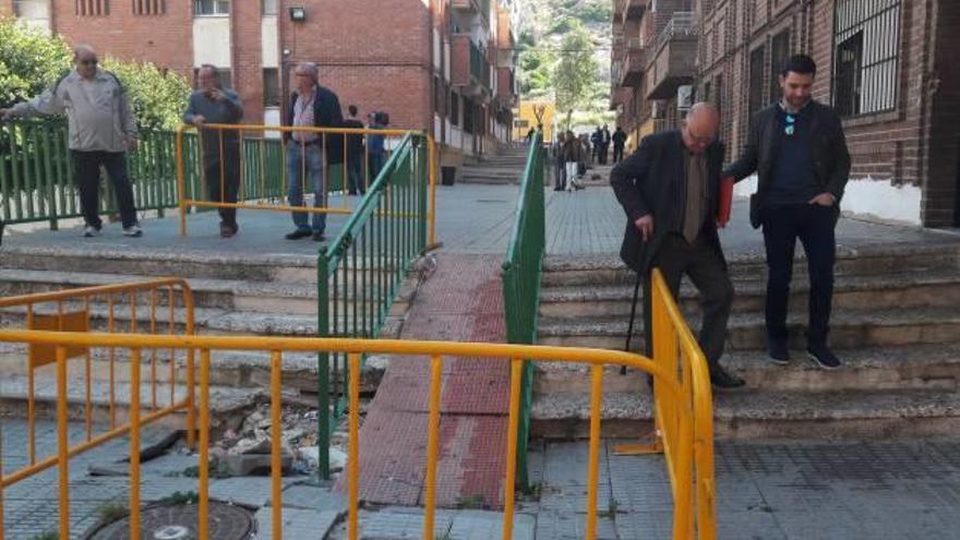 Imagen de una de las escaleras de acceso al barrio, que según los vecinos se encuentra en mal estado desde hace 10 meses.