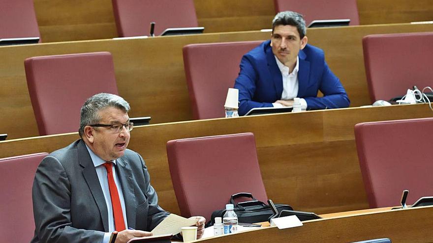 El diputado de Ciudadanos Fernando Llopis, en primer término, en la comisión de reconstrucción de ayer.