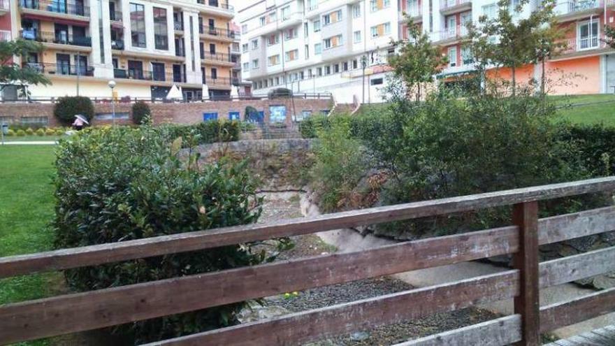 La Fonte do Unicornio, al fondo, con el puente de madera y el segundo de los &quot;lagos&quot;, en primer plano. // G.N.