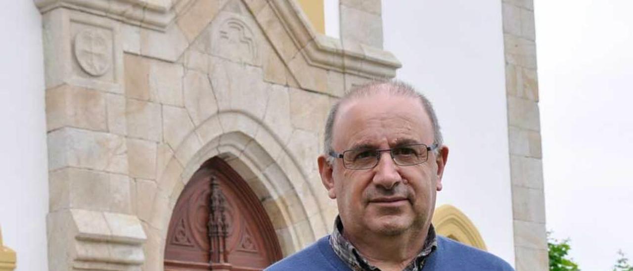 Manuel Álvarez, frente a la iglesia de Navia.