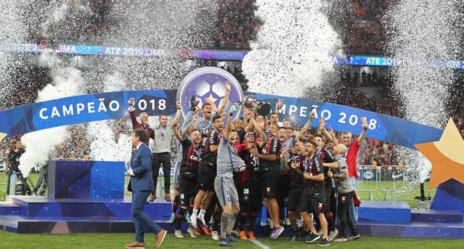 Los jugadores del Atlético Paranaense de Brasil celebran con el trofeo después de ganar al Junior de Colombia durante el último partido de fútbol de la Copa Sudamericana de 2018 en el estadio Arena da Baixada en Curitiba, Brasil.