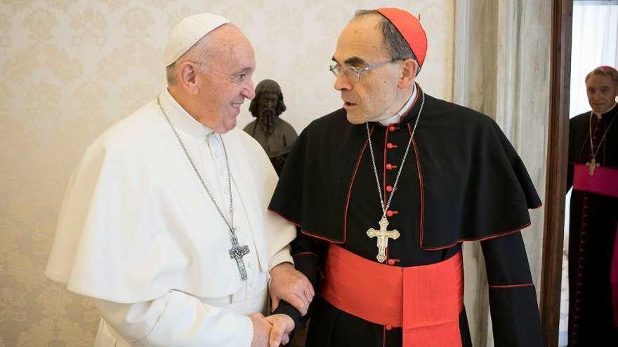 El papa Francisco, con el cardenal Barbarin, ayer, en el Vaticano.