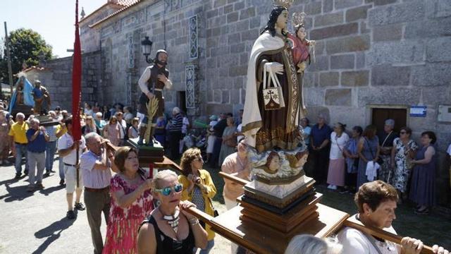 Procesión en honor a Santa Ana, ayer, tras la celebración de la misa solemne.   | // RICARDO GROBAS