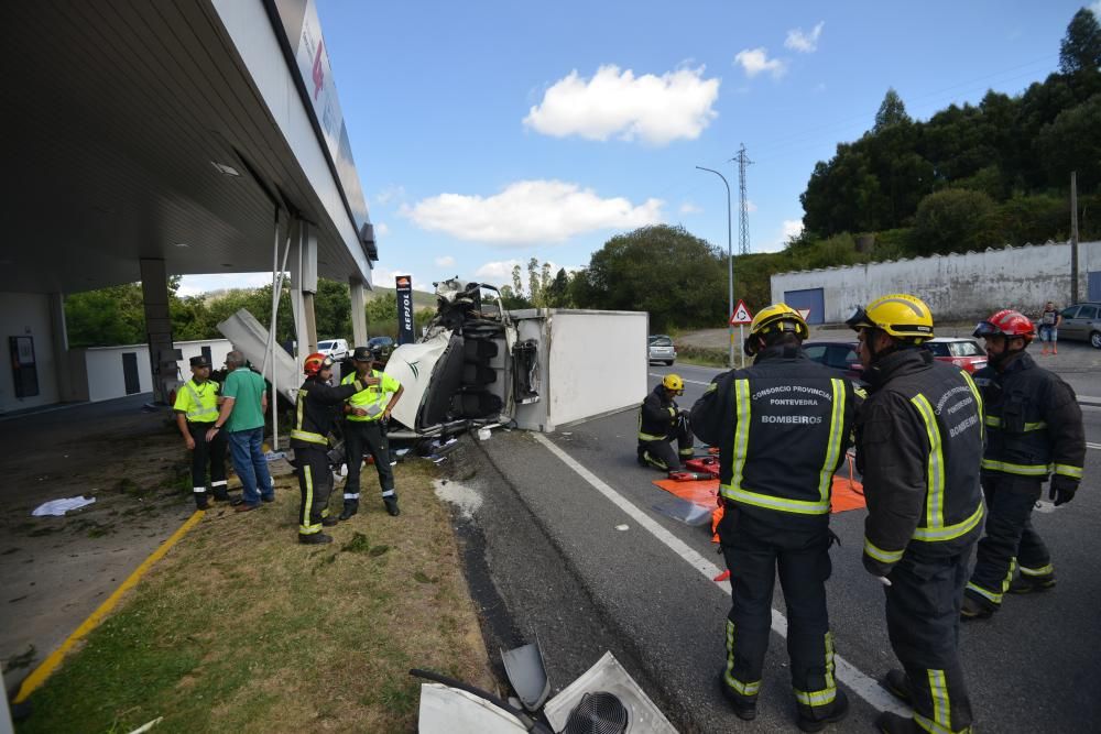 Accidente con vuelco de un camión en Barro