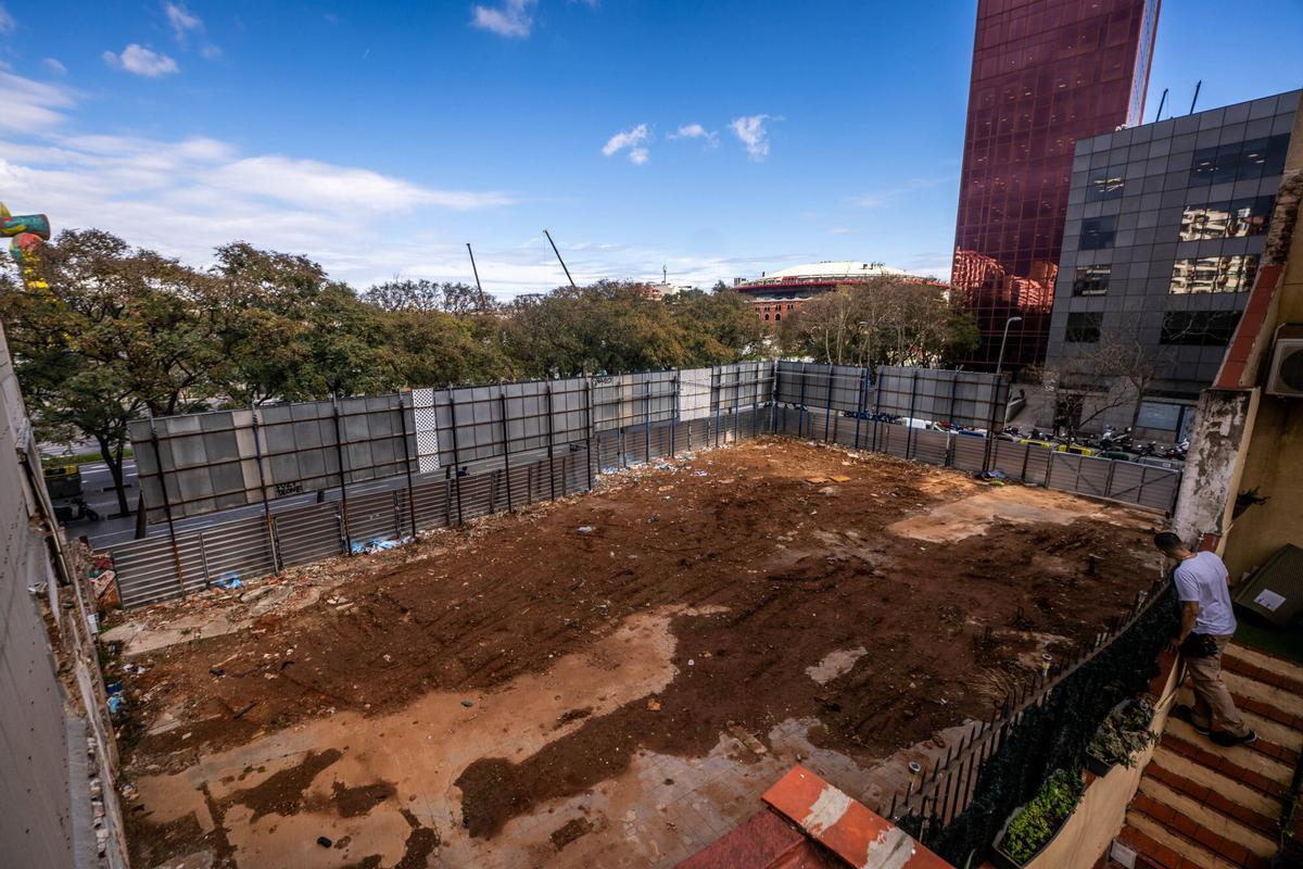 El descampado donde Núñez i Navarro prevé construir una torre de oficinas de 20 plantas, en la calle Tarragona de Barcelona.
