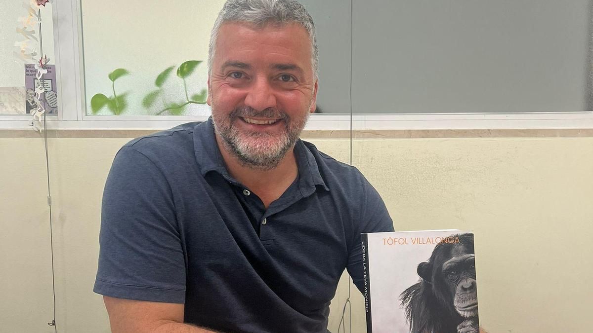 Tòfol Villalonga amb el seu primer llibre ‘Lidera la teva mon(e)a’.