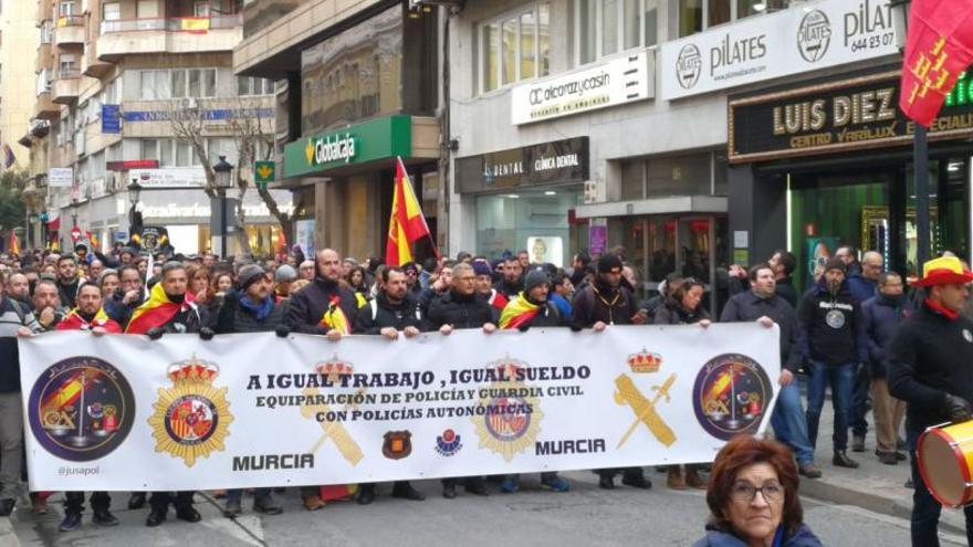 Alrededor de un centenar de policías y guardias murcianos participaron el lunes en la movilización que recorrió las calles de Albacete.