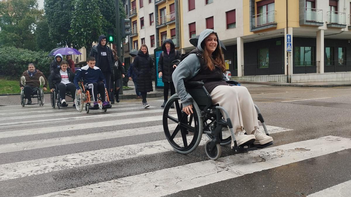 Así fue el paseo en silla de ruedas de los estudiantes del IES de Llanera