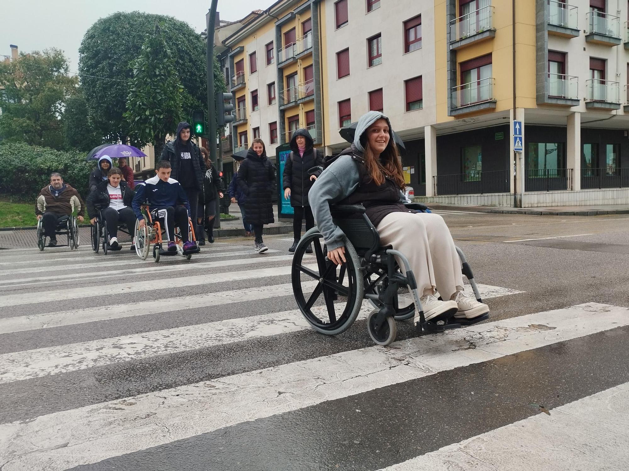 Así fue el paseo en silla de ruedas de los estudiantes del IES de Llanera