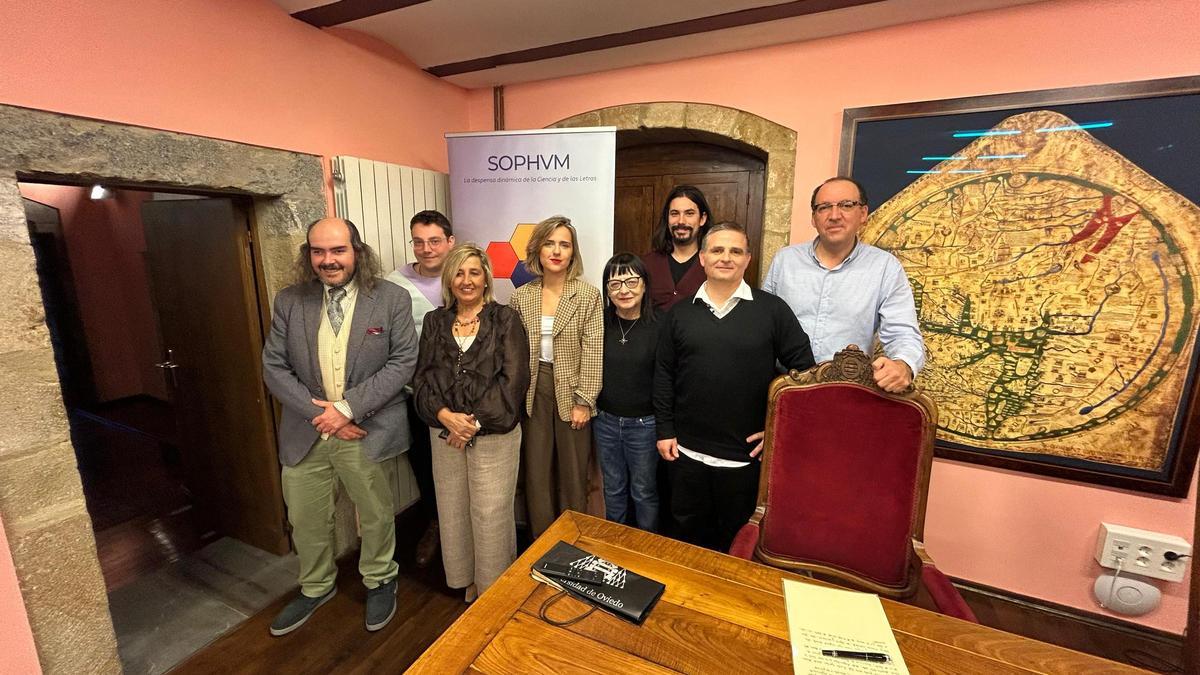 Por la izquierda, Miguel Alarcos, Juan Álvarez, Emma Gloria Cienfuegos, Patricia Suárez, Taresa Lorences, Francisco Sierra, Ramsés Fernández e Isidro Sánchez.