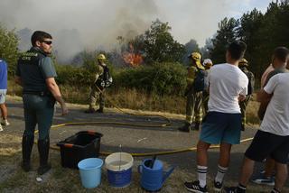 Alarma en Ourense y Pontevedra por dos incendios que avanzan muy cerca de zonas pobladas