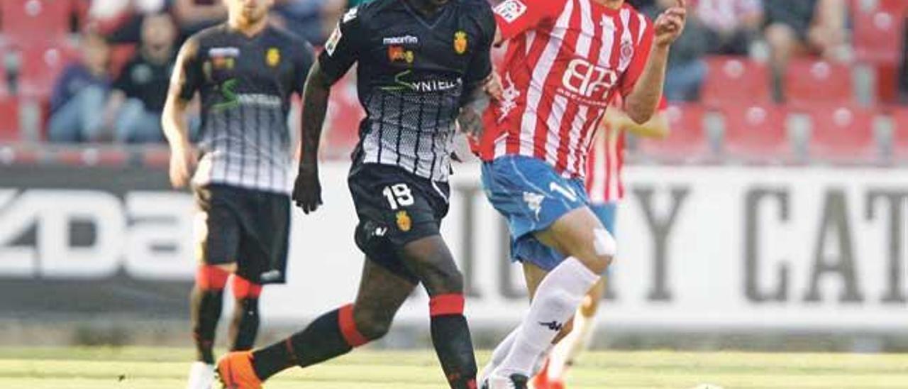 Sissoko conduce el balón durante el partido del sábado en Girona.