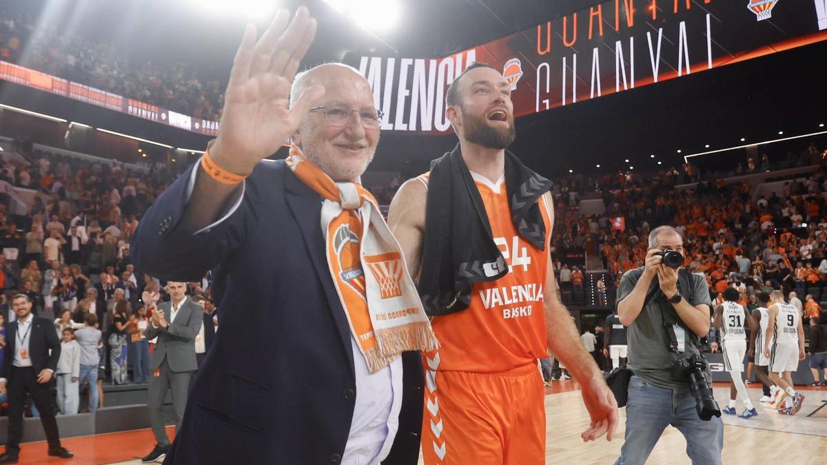Juan Roig, feliz en el Roig Arena