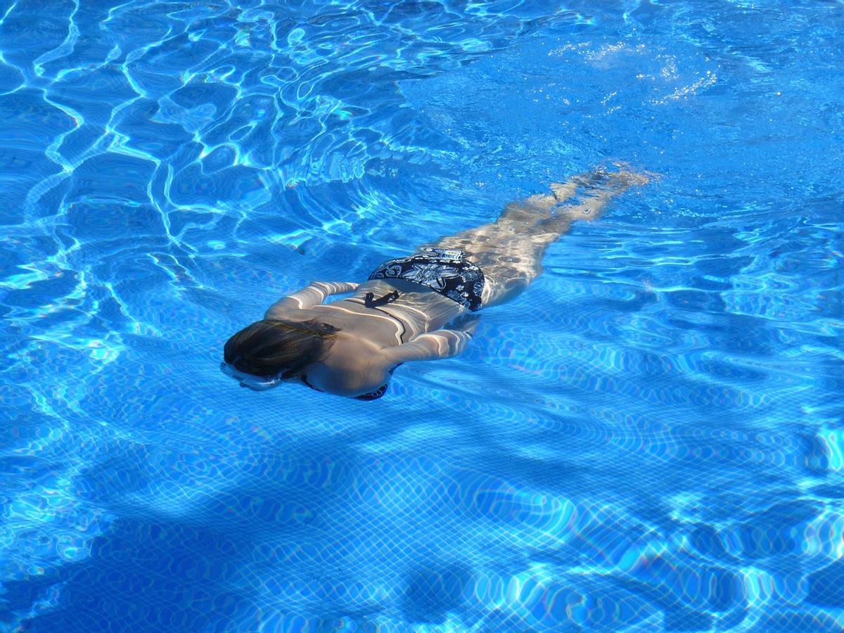 Nadar es un deporte sanísimo que quema muchas calorías y no te hace sudar