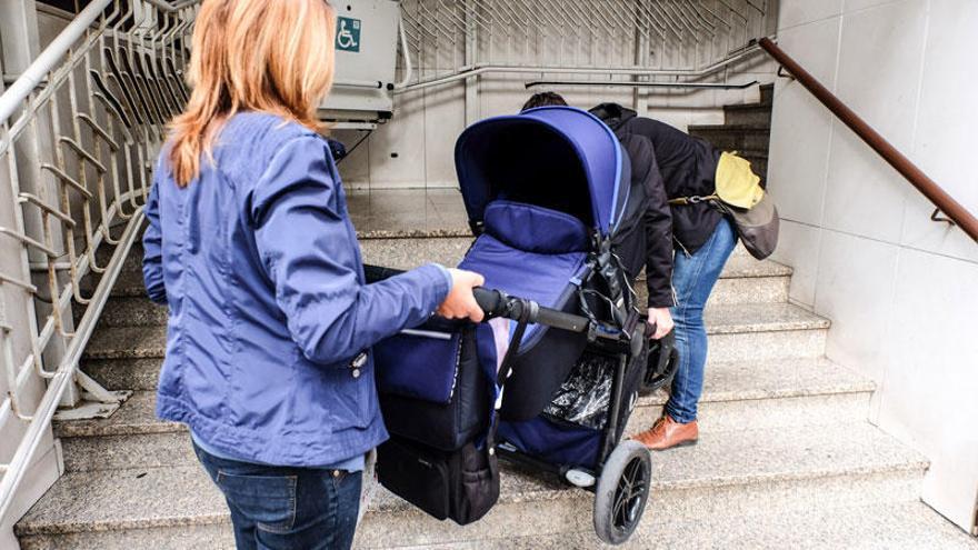 La veïna denunciant dels fets a l&#039;entrada d&#039;Hisenda.