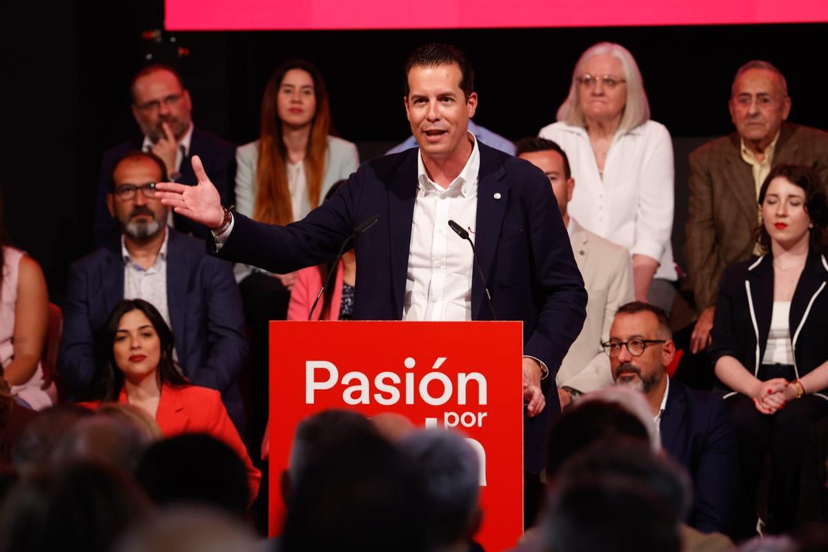 Rubén Alfaro durante el mitin en la sede de la comparsa Huestes del Cadí.