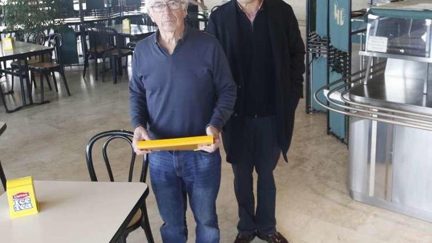 Dos de los hermanos Lourido, ayer, en la cafetería del Xeral. // A. Villar