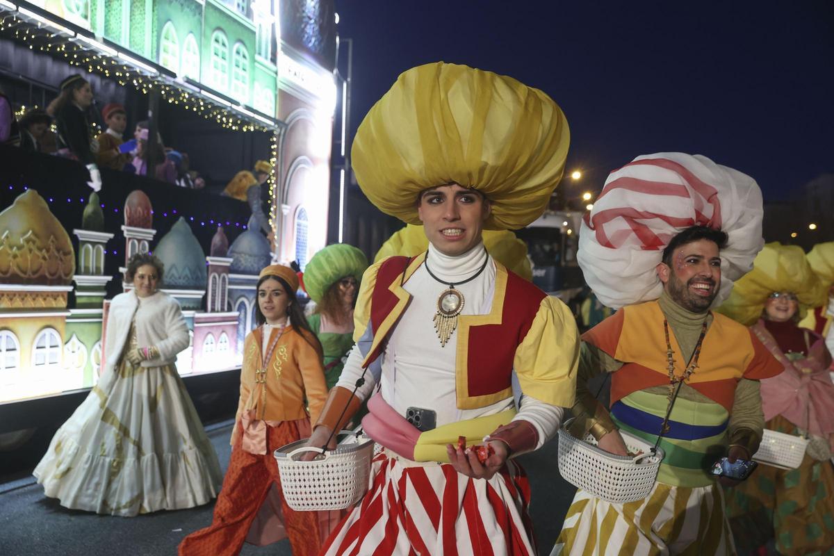 Participantes en la Cabalgata de Reyes de Madrid que bajo el lema El saber compartido discurre este lunes entre la Plaza de San Juan de la Cruz y la Plaza de Cibeles.