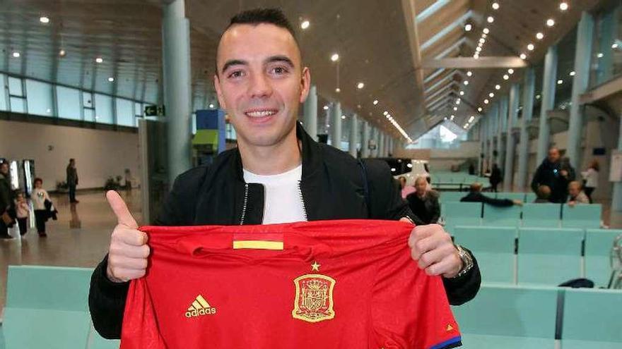 Iago Aspas, ayer en el aeropuerto de Peinador.