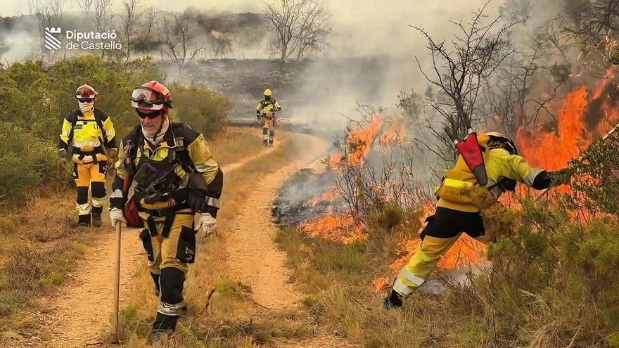 Vídeo: Bomberos de la Diputación de Castellón, Bomberos Forestales de la Generalitat Valenciana y Unidad Militar de Emergencias trabajando a lo largo del día en el incendio de Tírig