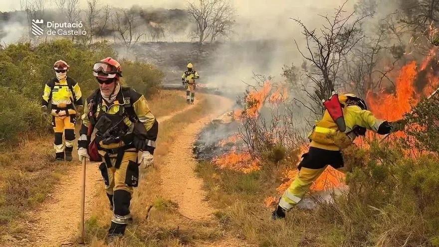 Vídeo: Bomberos de la Diputación de Castellón, Bomberos Forestales de la Generalitat Valenciana y Unidad Militar de Emergencias trabajando a lo largo del día en el incendio de Tírig