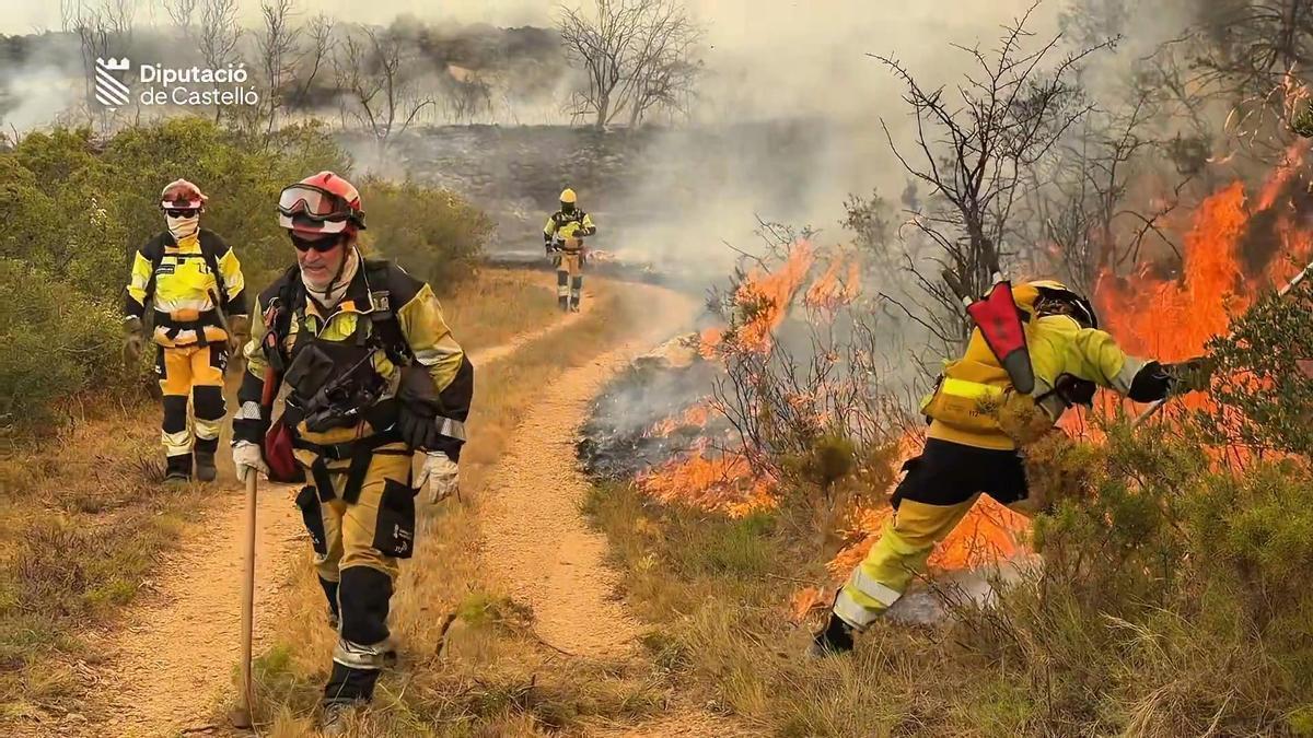 INCENDIO FORESTAL | Más de 200 bomberos se emplean a fondo en Castellón en el incendio de Tírig tras estabilizarse la Serra y Culla