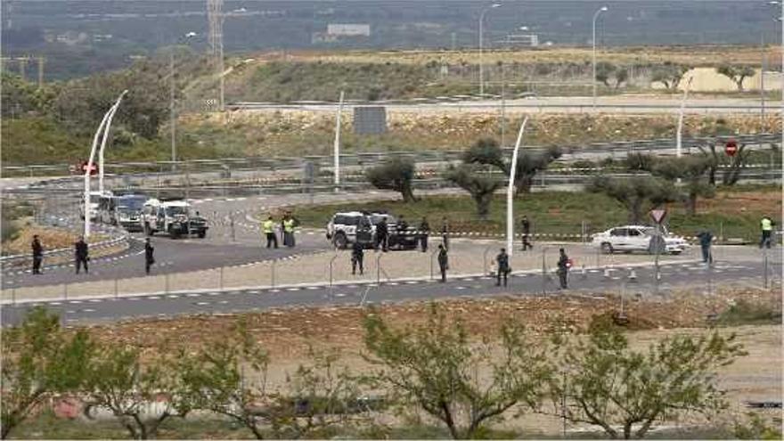 La Guardia Civil custodia el aeropuerto con motivo de la convocatoria de una fiesta &quot;rave&quot; en abril de 2011.