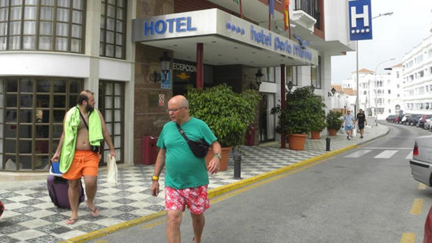 Turistas a la salida de uno de los principales alojamientos hoteleros del casco urbano nerjeño.