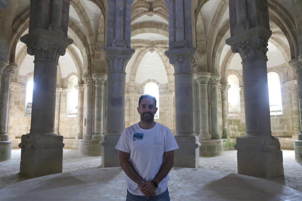 El guía del Mosteiro de Carboeiro, Borja Gondar Guiance, en el interior de las instalaciones.