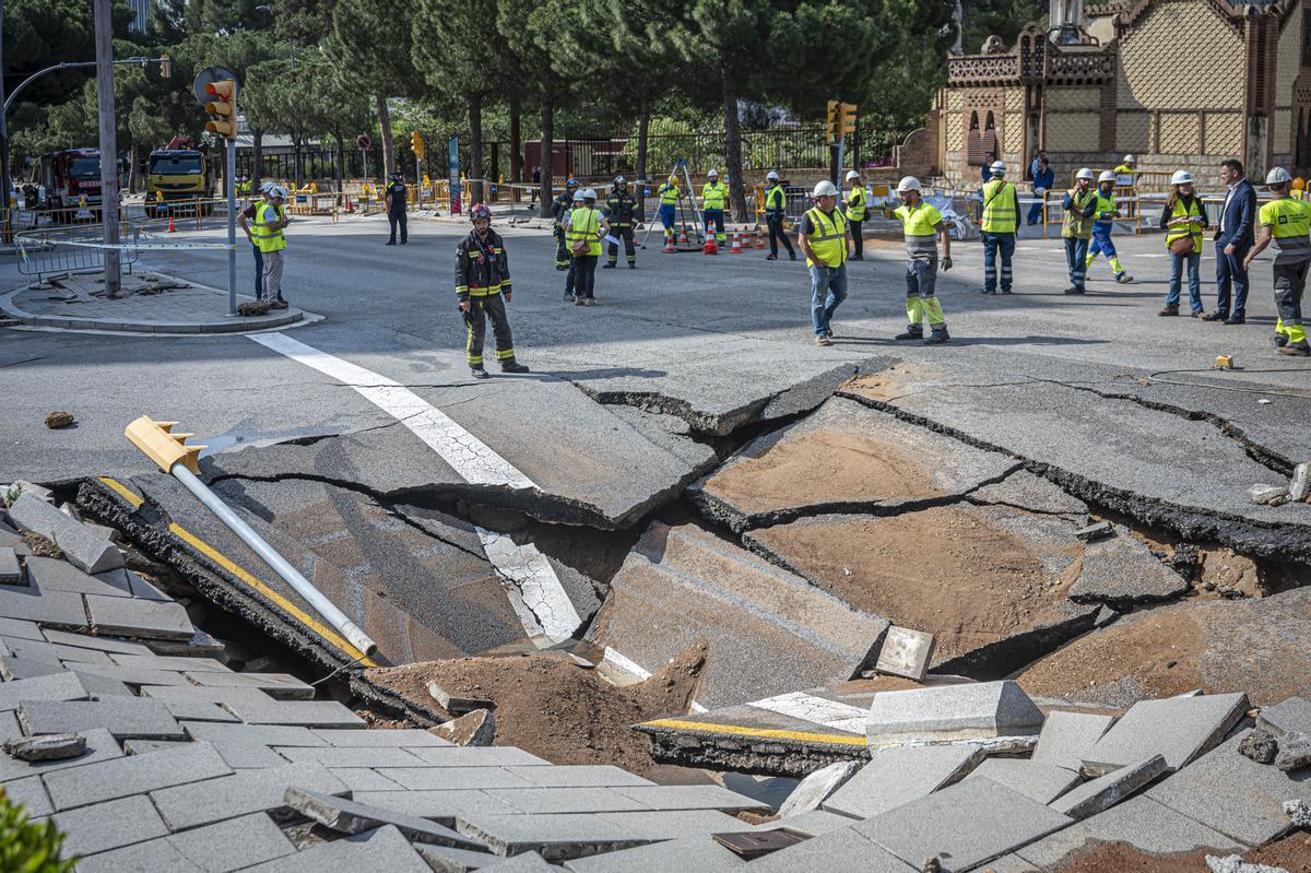 Escape de agua de grandes dimensiones en la avenida Pedralbes con el paseo Manuel Girona de Barcelona