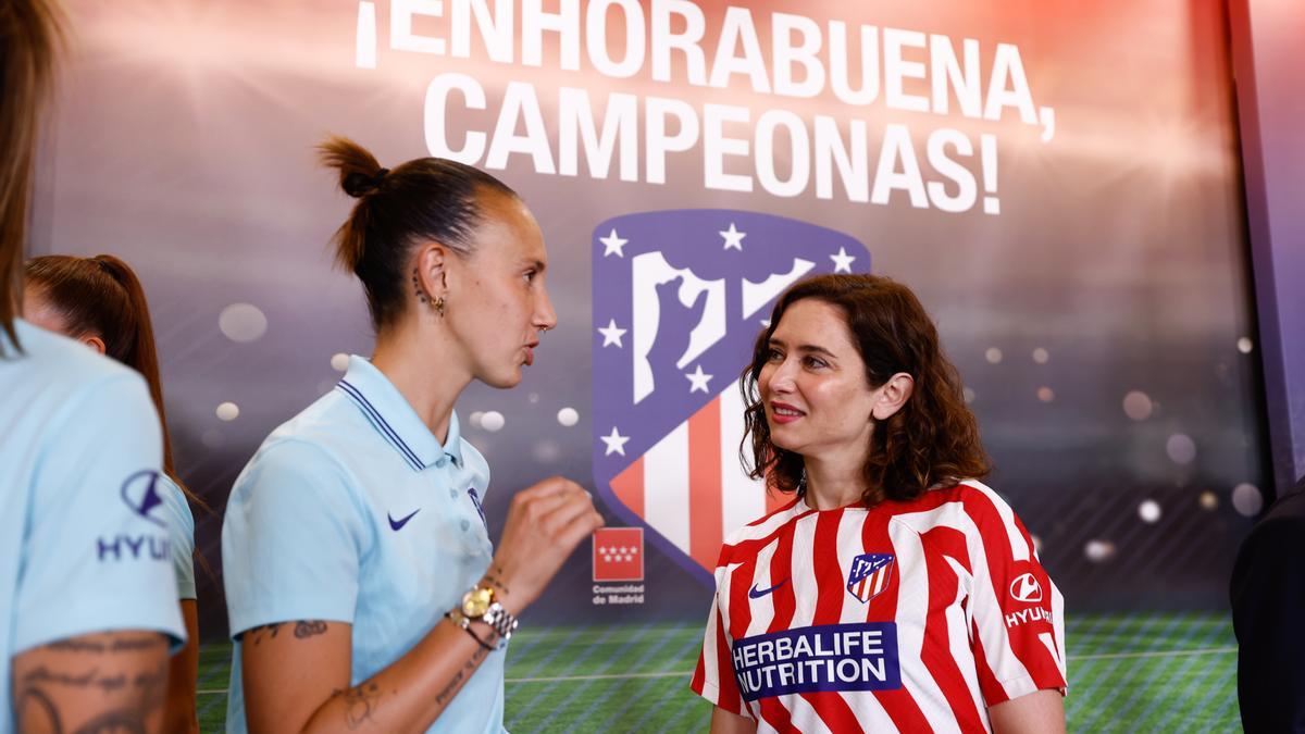 Isabel Diaz Ayuso conversa con Virginia Torrecilla en el homenaje al Atletico de Madrid