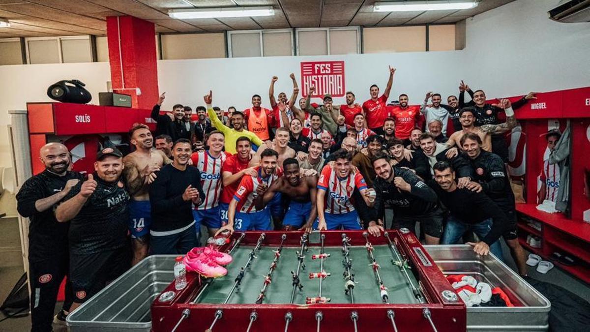 Los jugadores del Girona festejan un triunfo ante el futbolín que tienen en el vestuario de Montilivi.