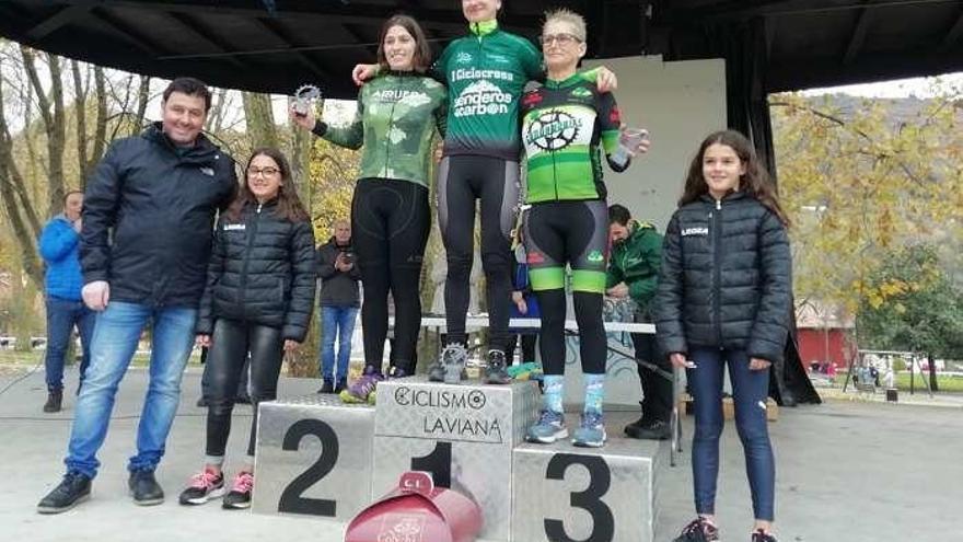 El podio de la categoría femenina en la prueba celebrada en Pola de Laviana, con Aida Nuño en el primer puesto, Sara Cueto segunda e Isabel Castro en el último cajón.