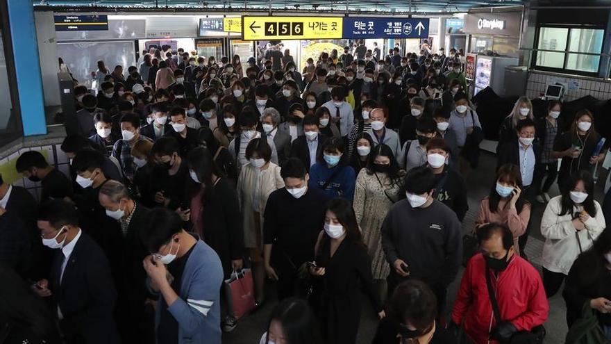 Corea del Sur trata de localizar a miles de personas para controlar un nuevo brote