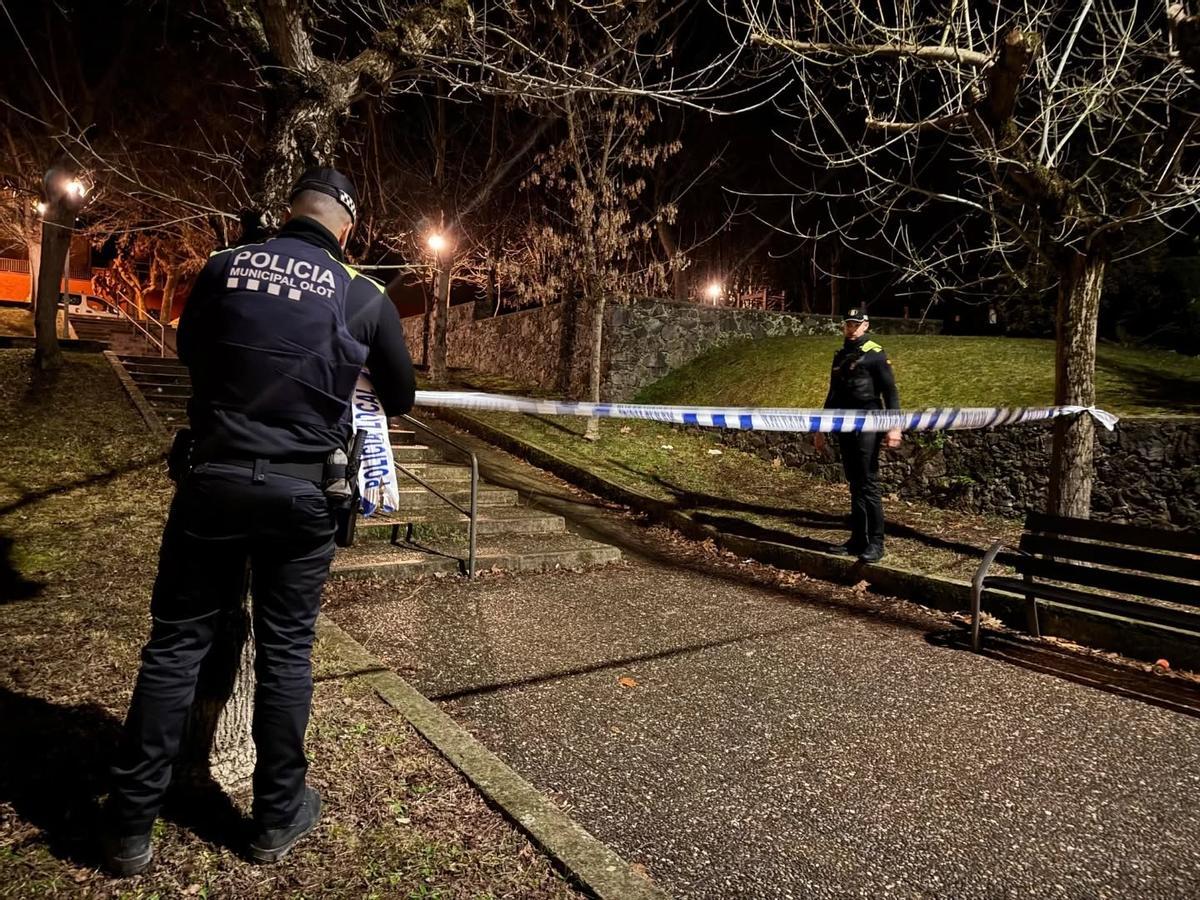 La Policia Municipal d'Olot fent el tancament dels espais per l'alerta de fortes ventades