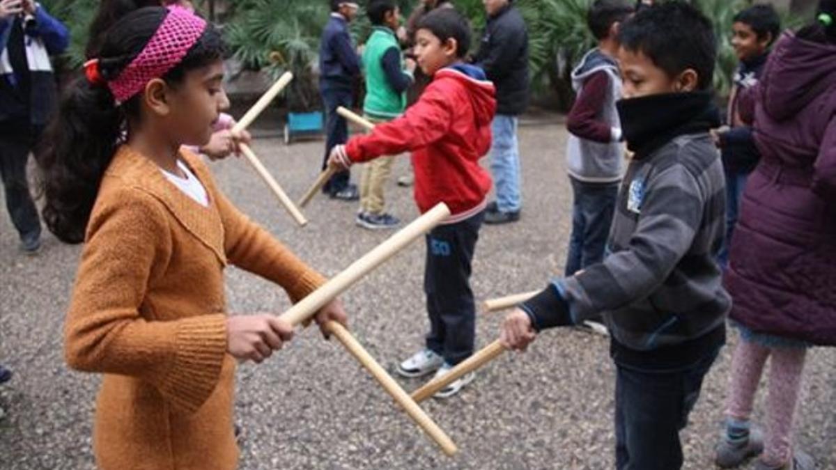 Un grupo de niños en una exhibición del 'ball de bastons', en el 2014.