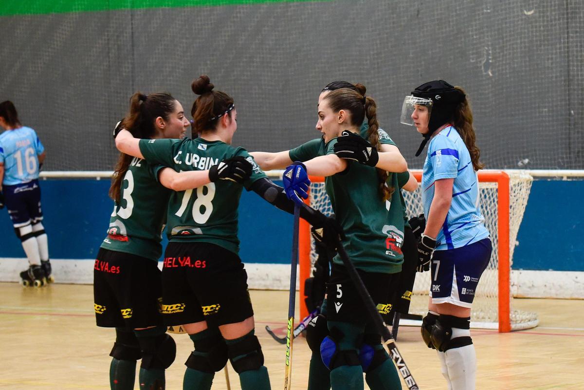 Las jugadoras del Marineda celebran un gol.