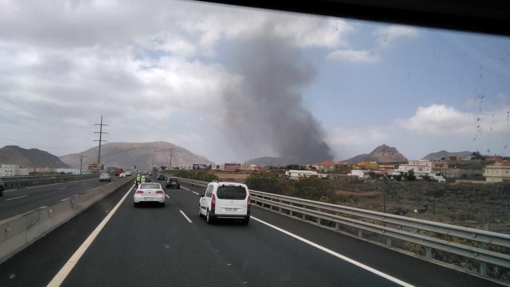 Aparatoso incendio en un desguace de Arona