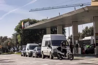 La propiedad valora cerrar la gasolinera de la plaza Progrés y desbloquear la reforma de Santa Catalina a cambio de mantener la de Avingudes