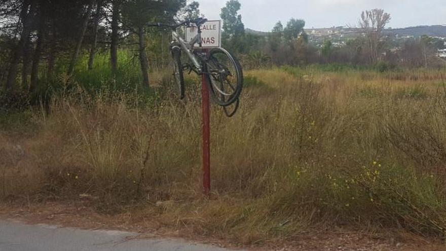 &quot;Aparcan&quot; una bicicleta en el rótulo de una calle de Xàbia